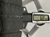 冬タイヤの残り溝は6.8mmです。スリップラインからは5.1mmとなっております。