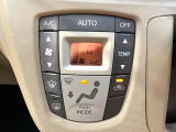【オートエアコン】一度お好みの温度に設定すれば、車内の温度を検知し風量や温度を自動で調整。暑い&hellip;寒い&hellip;と何度もスイッチ操作をする必要はありません。快適な車内空間には必須の機能ですね♪