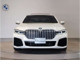 【BMWの伝統】BMWの特徴的な&ldquo;キドニーグリル&rdquo;は、80年以上続く伝統の形でございます。変わらないこだわりのデザインが、プレミアムブランド&ldquo;BMW&rdquo;を創り出します。