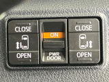 【両側パワースライドドア】スマートキーや運転席のスイッチで後席両側スライドドアの開閉が可能♪電動だから力を入れてドアを開ける必要が無く、小さなお子様でも簡単に開け閉めでき快適です♪