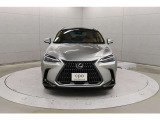 エクステリアは、一目でLEXUSとわかるスピンドルグリルを起点に、人が乗るキャビンの前後を大胆に絞り込んだ菱形のボディと力強く張り出したホイールフレアを融合させ、タイヤの存在を強調しています。