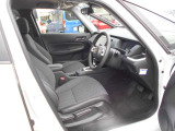体が沈み込まないちょうどいい固さのシートなので、長時間の運転も疲れづらいんですよ♪足元もすっきりと広いです!