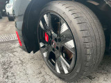 タイヤサイズは215/40 R18です。