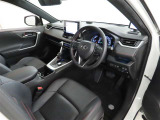 シンプルで使いやすいデザインの運転席です。