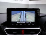 パノラミックビューモニター付きです。車両を上から見たような映像をディスプレイオーディオ画面に表示。運転席からの目視だけでは見にくい、車両周辺の状況をリアルタイムでしっかり確認できます。