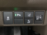 ハンドルの右側にはヘッドライトレベライザーとHondaセンシング用のメインスイッチがついています。ヘッドライトレベライザーは道路状況や積荷の加重に応じてライトの高さを調節できます。