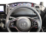 ハンドル左側にはオーディオ操作が出来るオーディオリモートコントロールスイッチ、右側にはHondaSENSINGとオートクルーズスイッチを装備!長距離運転や高速道路の運転では大活躍です!