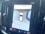 【360&deg;ビューカメラ】4台の高解像度カメラで360度の鳥瞰図を表示。隣の車や壁、死角にある障害物などを画面で確認できるため、狭いスペースでの駐車・出入りも安心です。