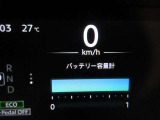 メーターも電気自動車専用。必要な情報をひと目で確認 バッテリの容量がありまだまだ安心して乗れます