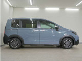 リアには左右スライドドアを採用。狭い駐車場でも開閉しやすく、強風の日でもドアが煽られにくくなっております。小さなお子さまやご年配の方も安心して乗り降りできます。