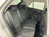 安全性と快適性を追求した、少し硬めのシート。 これは長時間の運転や渋滞などの状況でも、身体の疲労度が少ないことを求めたものです。