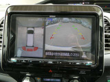ギアを『R』に入れるとナビ画面に、まるで雲の上から覗いているような映像が映り、駐車をサポートしてくれます。