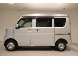 スライドドアは、通常のドアに比べて、車のボディに平行に開閉するので、開けてもスペースをとりません!狭いスペースでも乗り降り楽々です!