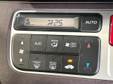 【オートエアコン】一度お好みの温度に設定すれば、車内の温度を検知し風量や温度を自動で調整。暑い&hellip;寒い&hellip;と何度もスイッチ操作をする必要はありません。快適な車内空間には必須の機能ですね♪