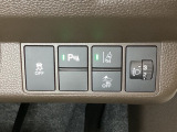ハンドルの右側にはヘットライトリベライザーとHondaセンシング用のメインスイッチがついています。ヘッドライトリベライザーは道路状況や積荷の加重に応じてライトの高さを調節できます。