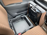 モコの特徴はコレ!なんとシート跳ね上げて下に収納が!この機能しらずに乗ってる方も多いと思います。