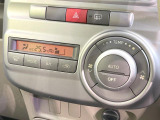 【オートエアコン】一度お好みの温度に設定すれば、車内の温度を検知し風量や温度を自動で調整。暑い&hellip;寒い&hellip;と何度もスイッチ操作をする必要はありません。快適な車内空間には必須の機能ですね♪