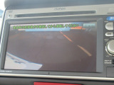 【リアカメラ】リバースに入れるだけで後方の映像が映ります。安全確認や、狭い駐車場での車庫入れ、雨の日や夜間など視界の悪い時に便利です。安全にバックする為には欠かせない装備です。