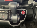 CVT車のセレクトレバーです。低速から高速まで、変速ショックのないスムーズな走りを実現するとともに、エンジン効率のよい領域を維持することで燃費にも貢献します。
