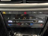 タッチコントロール式2ゾーンフルオートエアコンパネル。運転席、助手席それぞれ独立して温度管理が可能です。花粉やダストを除去するフレッシュエアフィルターも装備され、クリーンな室内環境を保ちます。