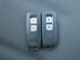 スマートキー付きです。人気装備の一つで、鍵を触らなくてもドアロックの開錠、エンジンの始動が出来ます。雨の日もキーを探す手間からも解放されますね。