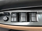 パワーウィンドは今や当たり前の機能ですが、無いと困る機能です。運転席からの操作で、全席の窓を振るオープンにしたり、フルクローズが可能です。