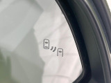 【ブラインドスポットモニター】走行中、ドアミラーの死角になりやすい箇所に後続車が接近するとサイドミラーのレンズに警告を表示!ドライバーに注意喚起をしてくれます。