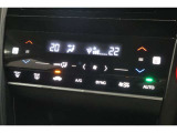 フルオートエアコンが装備されています!お好みの温度設定をするだけでエアコンの風量やモードの切り替えを自動でコントロールしてくれます!ユーザーの操作が少なく燃費走行にもつながります!