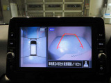空から見ているような視点でクルマの周囲が確認できるモニター。クルマの真上から見ているかのような映像によって周囲の状況を知ることで駐車を容易に行うための支援技術です
