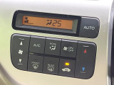 【オートエアコン】一度お好みの温度に設定すれば、車内の温度を検知し風量や温度を自動で調整。暑い&hellip;寒い&hellip;と何度もスイッチ操作をする必要はありません。快適な車内空間には必須の機能ですね♪