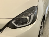 LEDヘッドライトは、点灯の瞬間から最大光量を発揮し、突然暗くなるトンネルなどでの安定感を高めます。