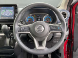 右、高速道路でアクセル、ブレーキ、ステアリングをサポートするプロパイロットの操作スイッチ。左、ナビ、メーターパネル内を操作するスイッチ。