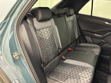 安全性と快適性を追求した、少し硬めのシート。 これは長時間の運転や渋滞などの状況でも、身体の疲労度が少ないことを求めたものです。