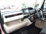 ★助手席周辺★ダッシュボードに収納量豊富なBOXがあり、いつもすっきりとした車内!ほしい場所にちょうど良い収納を備えています。大きなフロントガラスによって見晴らしも良く快適な座り心地となっております!