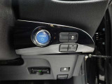 オートマチックハイビームとは、先行車や対向車のライトを認識し、ハイビームとロービームを自動で切り替える機能です。夜道の視界を確保します。詳細は販売店スタッフまでおたずねください。