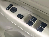 【電動格納ミラー】サイドミラーは電動格納式となっており、狭い駐車場でもキズがつくリスクを抑えられます。