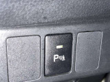 コーナーセンサーを車の前後に装備。障害物までの距離に応じて警告音を変えてお知らせ。縦列駐車時や駐車場・車庫などでの取り回しをサポートします。詳細は販売店スタッフまでおたずねください。
