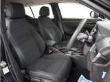 運転席のスペースはゆったりしていて、視界も広く確保されているので普段の運転からロングドライブまで快適です。