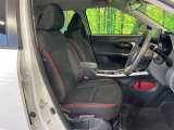 運転席まわりには十分なスペースがあり、大柄な方でもゆったり運転していただける環境です。