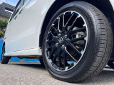 【純正15インチアルミホイール】車両デザインに合う純正アルミを装着。社外アルミや夏冬タイヤ取り揃えあります。ぜひご相談ください。
