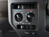 スタイリッシュなデザインのインパネ。各操作スイッチは使いやすい位置に配置されてます。