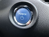 エンジンスタートスイッチです。キーが車内にあれば、エンジンの始動や停止はスイッチを押すだけ!キーを取り出す手間を省き、ワンプッシュで操作できるので簡単でスムーズです。