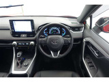 スポーティームード溢れる運転席周りですね。 クイックなドライビングに対応できるよな運転席回りになっています。 ドライブがますます楽しくなりますね!