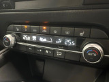 【左右独立型フルオートエアコン】運転席と助手席でそれぞれお好みの温度に設定可能。同乗者にも配慮した、快適な空調をお届け致します。