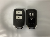 スマートキーを装備しています。鍵を差し込むことなくドアロックの開け閉めと、スタートボタン操作でのエンジンスタートができます。スペアキーも同じものを用意しております。