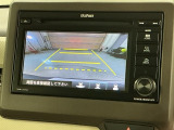 リバースギアに入れるだけで後方の表示へ切り替わります。夜間や雨の日の駐車も楽になりますよ。