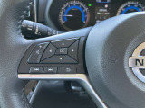 左側にオーデイオやナビのコントロールができるスイッチ、運転中は手を放さず手元で操作可能なんです!