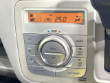 【オートエアコン】一度お好みの温度に設定すれば、車内の温度を検知し風量や温度を自動で調整。暑い&hellip;寒い&hellip;と何度もスイッチ操作をする必要はありません。快適な車内空間には必須の機能ですね♪