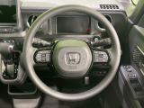 インテリアに合わせたデザインのステアリングは、運転される方のことも考え、運転しやすい形状、大きさです。是非一度、実際に触ってお確かめください。