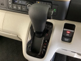 CVT車のセレクトレバーです。低速から高速まで、変速ショックのないスムーズな走りと、エンジン効率のよい領域を維持して燃費にも貢献します。サイドブレーキはスイッチ操作の電子制御パーキングブレーキです。